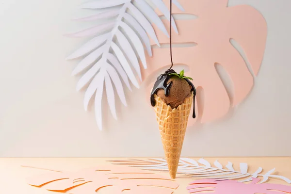 Vaflové kornouty s čokoládovou zmrzlinou — Stock fotografie