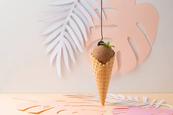 Vaflové kornouty s čokoládovou zmrzlinou — Stock fotografie