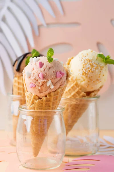 Conos de gofre con fresa, vainilla, helado de chocolate —  Fotos de Stock