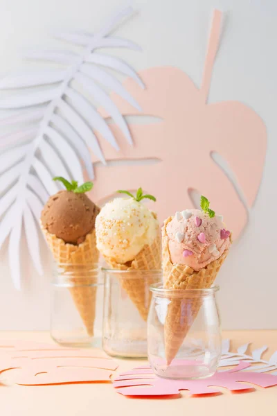 Conos de gofre con fresa, vainilla, helado de chocolate —  Fotos de Stock