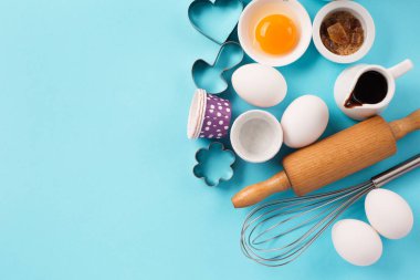 Malzemeler ve pişirme için mutfak eşyaları, mavi arka plan