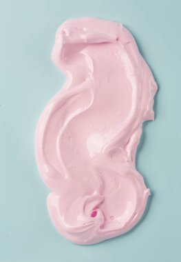 Kırbaçlanmış pembe yumurta beyazı.