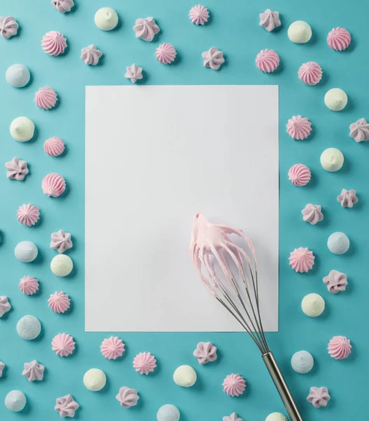 Claras de huevo batido y coloridas galletas de merengue —  Fotos de Stock