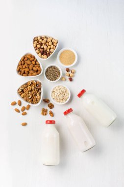 Vegan fındık süt ve malzemeler