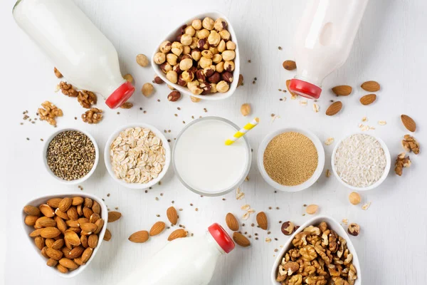 Молоко и ингредиенты из веганских орехов — стоковое фото