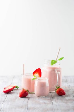 Detoks diyet kavramı: tablo üzerinde çilek güler yüzlü