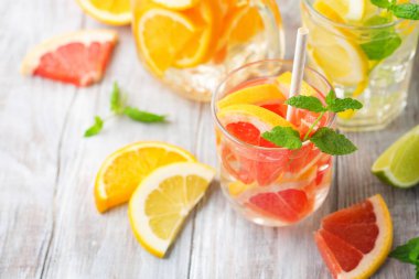 İnfüzyon su taze narenciye meyve ve buz ile