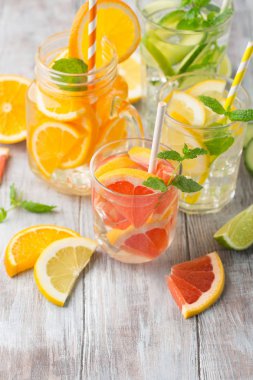 İnfüzyon su taze narenciye meyve ve buz ile