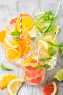 İnfüzyon su taze narenciye meyve ve buz ile