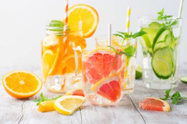 İnfüzyon su taze narenciye meyve ve buz ile