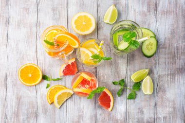 İnfüzyon su taze narenciye meyve ve buz ile