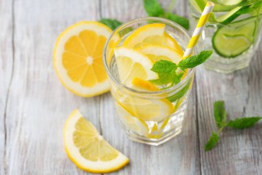 İnfüzyon su taze narenciye meyve ve buz ile