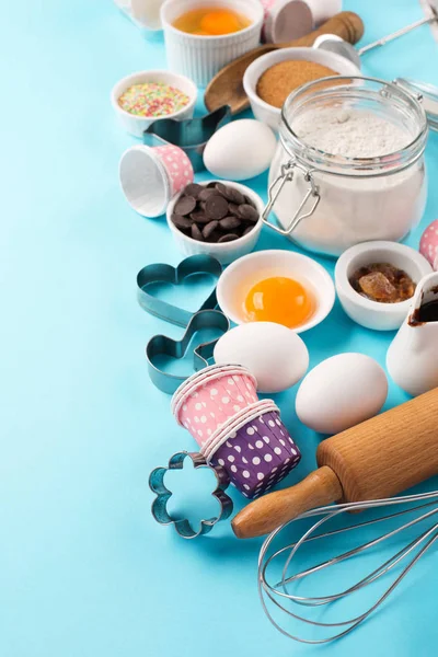 Ingredientes y utensilios para hornear, fondo azul —  Fotos de Stock