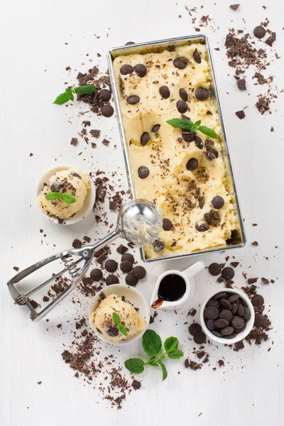 Vanilla Ice Cream With Chocolate and Mint — Stock Photo, Image