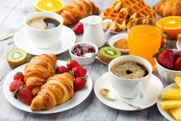 Mesa de pequeno-almoço continental com café, sumo de laranja, croissant — Fotografia de Stock