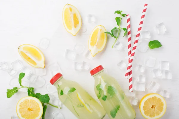 Zelfgemaakte limonade met verse citroen en munt — Stockfoto