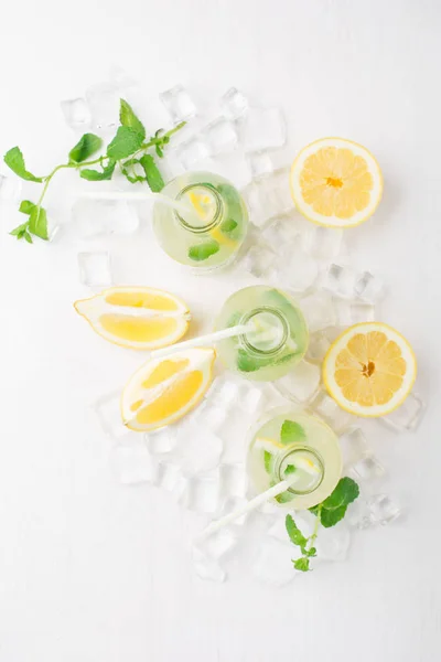 Домашний лимонад со свежим лимоном и мятой — стоковое фото