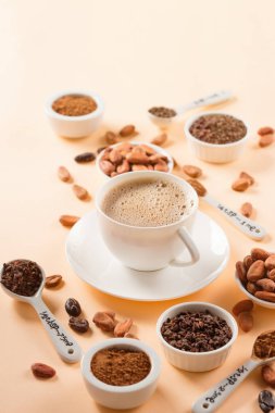 Doğal kakao çekirdekleri ve sıcak çikolata