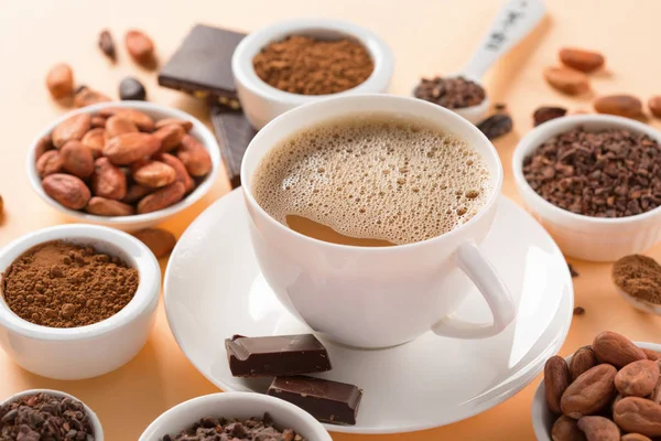Doğal kakao çekirdekleri ve sıcak çikolata — Stok fotoğraf