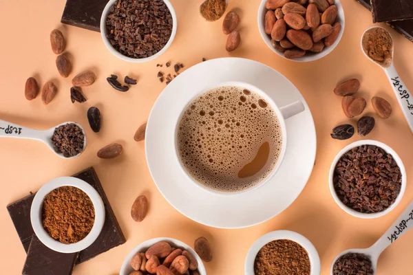 天然可可豆和热巧克力 — 图库照片