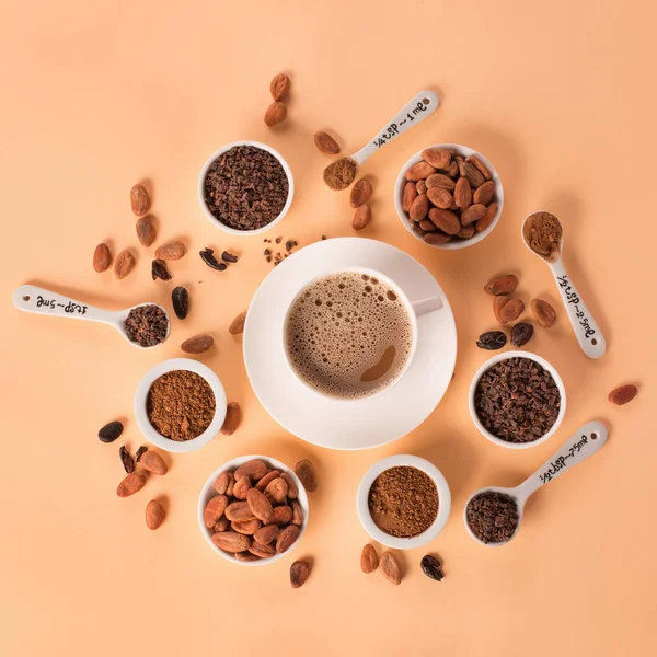 Natürliche Kakaobohnen und heiße Schokolade — Stockfoto
