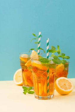 Limon dilimleri, nane ve buz ile buzlu çay 