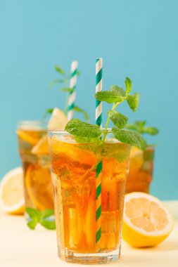 Limon dilimleri, nane ve buz ile buzlu çay 