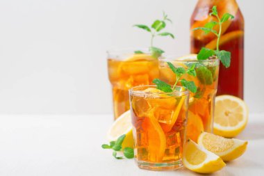 Limon dilimleri, nane ve buz ile buzlu çay 