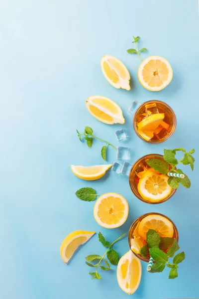 Холодный чай с ломтиками лимона, мятой и льдом — стоковое фото