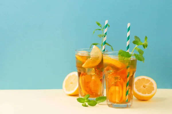 Iced tea with lemon slices, mint and ice — Stock Photo, Image