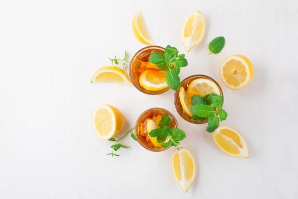 레몬 슬라이스, 민트, 아이스를 곁들인 아이스 티 — 스톡 사진