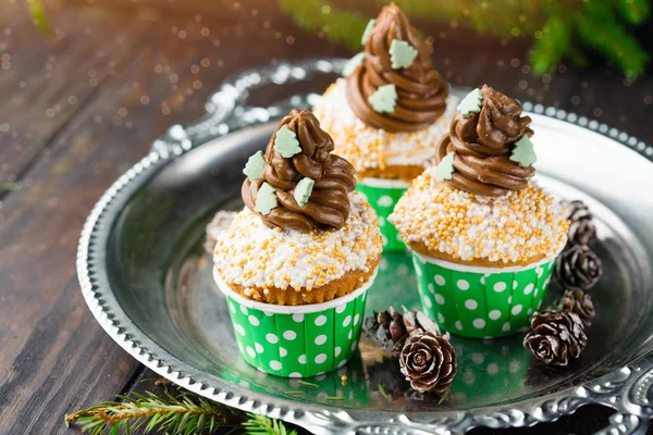 Cupcakes de vanilie de Crăciun cu cremă de unt de ciocolată — Fotografie, imagine de stoc