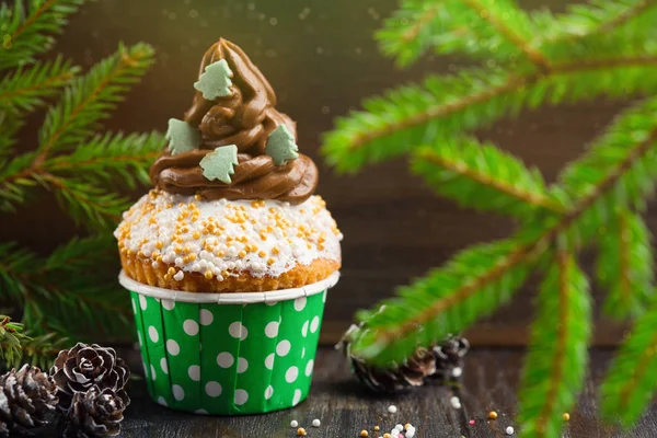 Christmas Vanilla cupcakes med chokladsmörkräm — Stockfoto