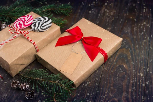 Handgefertigte Weihnachtsgeschenke auf rustikalem Holzgrund — Stockfoto