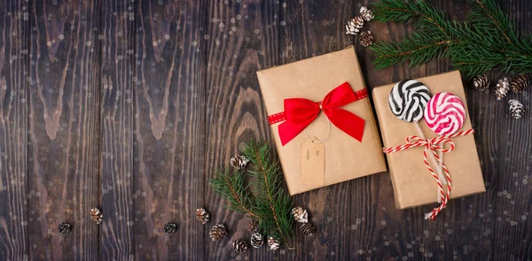 Hand vervaardigde Kerstcadeaus op rustieke houten achtergrond — Stockfoto