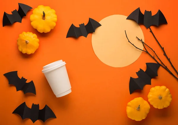 Halloween Papierdekorationen Auf Orangefarbenem Hintergrund Und Eine Tasse Kaffee Schwarze — Stockfoto