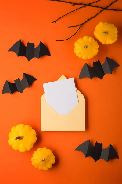 Decorações Papel Halloween Fundo Laranja Morcegos Pretos Abóboras Galhos Árvores — Fotografia de Stock