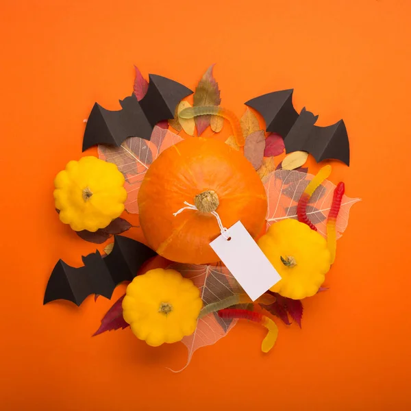 Halloween Papierdekorationen Auf Orangefarbenem Hintergrund Schwarze Fledermäuse Kürbisse Süßigkeiten Und — Stockfoto