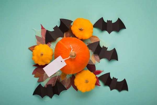 Halloween Papierdekorationen Auf Blauem Hintergrund Schwarze Fledermäuse Kürbisse Und Herbstblätter — Stockfoto