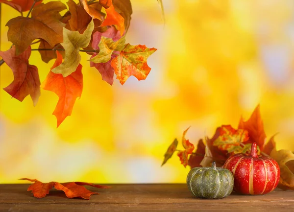 Unscharfer Herbsthintergrund Holztisch Und Kürbisse Halloween Thanksgiving Herbst Goldener Herbst — Stockfoto