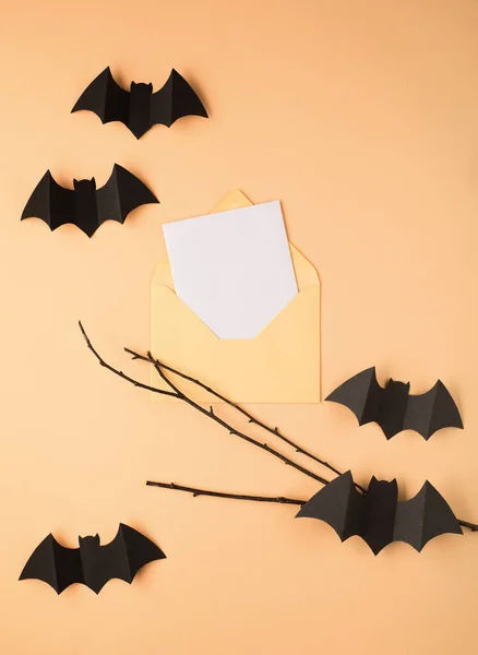 Decoraciones Papel Halloween Sobre Fondo Beige Tarjeta Vacía Papel Murciélagos —  Fotos de Stock