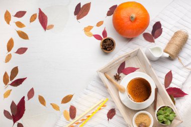 Yatakta sonbahar kahvaltısı. Kart, defter modeli. Bir fincan kahve, sonbahar yaprakları, balkabağı ve bir fincan kahve. Şükran Günü, Cadılar Bayramı konsepti. Düz yatış, üst görünüm.