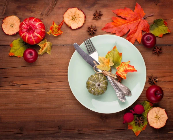 Herbstferien Thanksgiving Tischdekoration Silberbesteck Porzellangrüner Teller Trockene Ahornblätter Gewürz Und — Stockfoto