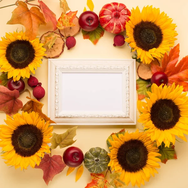 Herbstblumenrahmen Webbanner Girlanden Aus Sonnenblumen Getrockneten Blättern Kürbissen Äpfeln Und — Stockfoto