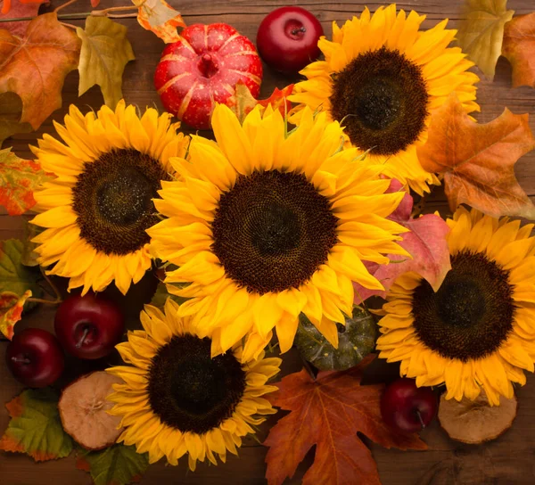 Herbstferienkomposition Sonnenblumen Getrocknete Blätter Kürbisse Äpfel Und Vogelbeeren Auf Rustikalem — Stockfoto