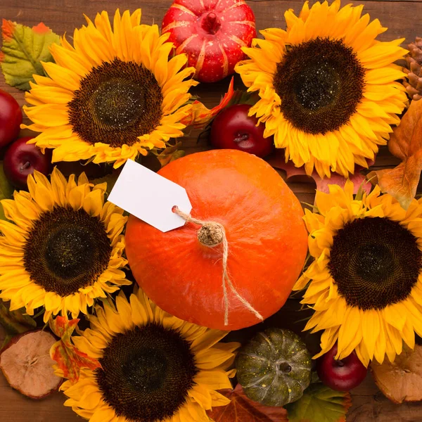 Herbstferienkomposition Sonnenblumen Getrocknete Blätter Kürbisse Äpfel Und Vogelbeeren Auf Rustikalem — Stockfoto