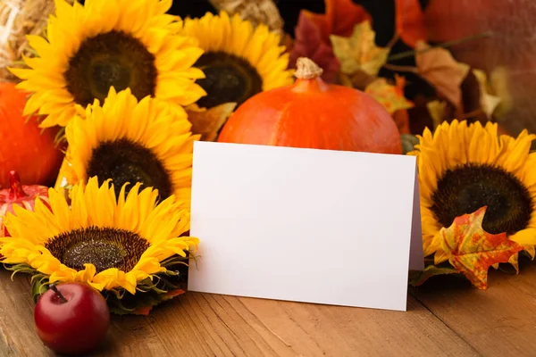 Herbstferienkomposition Sonnenblumen Getrocknete Blätter Kürbisse Äpfel Und Vogelbeeren Auf Rustikalem — Stockfoto