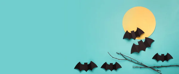 Halloween Papierdekorationen Auf Blauem Hintergrund Schwarze Fledermäuse Ast Und Mond — Stockfoto
