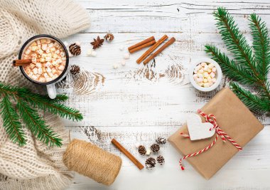 Sıfır Noel konsepti. El yapımı Noel hediyesi. Plastik, sıcak çikolata ve marshmallow olmadan paketleniyor. Çevre dostu bir hediye. Düz ya da üst görünüm. Kış zamanı, beyaz ahşap zemin.