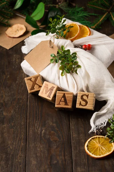 Geen Verspilling Van Kerstmis Concept Handgemaakte Kerstcadeauverpakking Zonder Plastic Dennenappels — Stockfoto